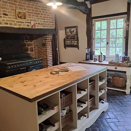 La Typique Longere Normande De Néville
