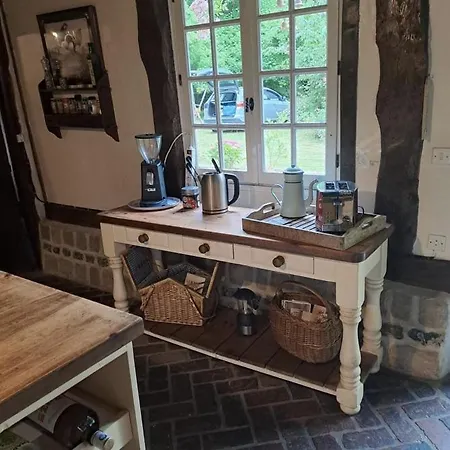 La Typique Longere Normande De Néville