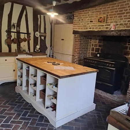 La Typique Longere Normande De Néville