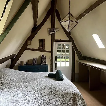 La Typique Longere Normande De Néville